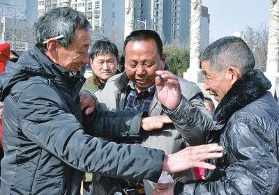 流浪老汉被人收留照顾10年 寻到家人后跪谢恩人(图)